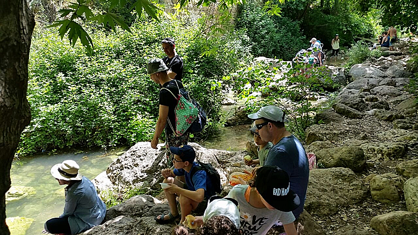 מטיילים בנחל כזיב