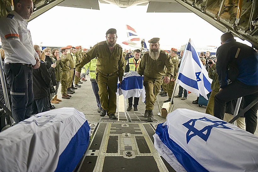 ארונותיהם של שלושת הנרצחים בפיגוע בטורקיה מועלים על מטוס