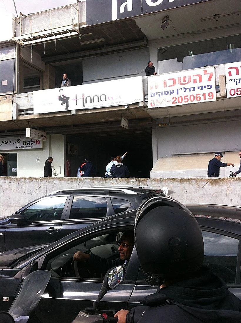 זירת נסיון הדקירה ליד קניון 