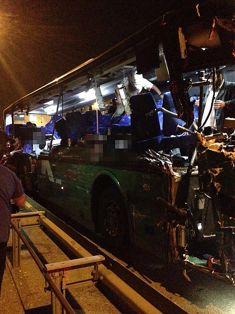 תאונת דרכים בין אוטובוס למשאית בכביש מספר 1 ליד מחלף לטרון