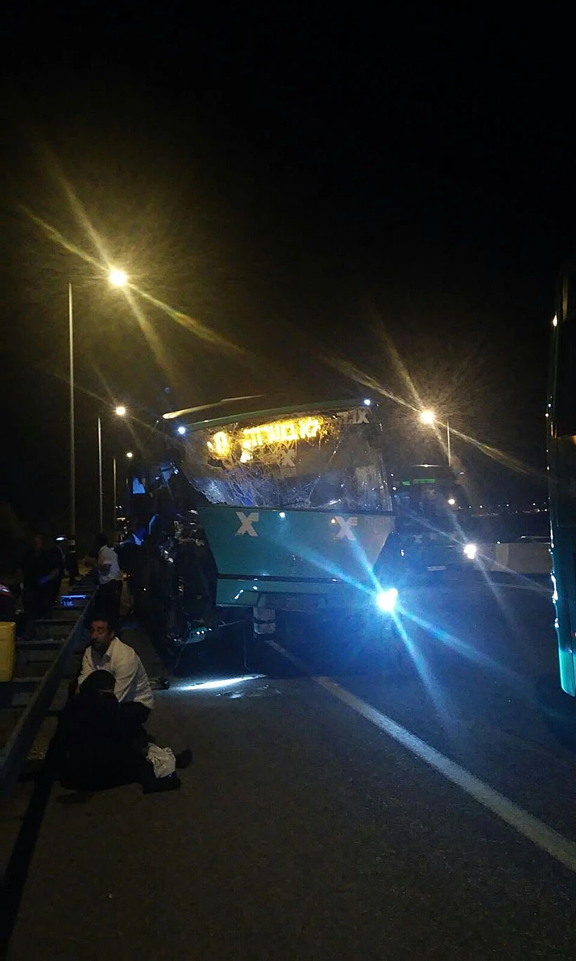 תאונת דרכים בין אוטובוס למשאית בכביש מספר 1 ליד מחלף לטרון