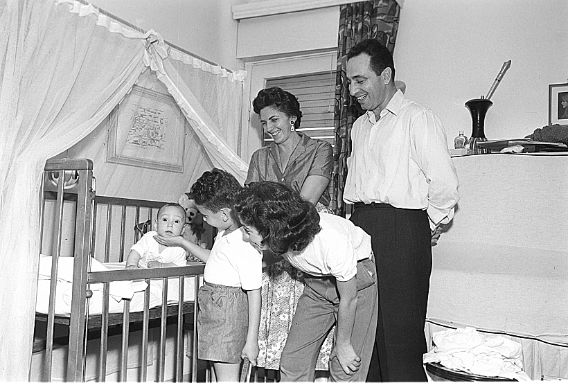 שמעון פרס עם סוניה ושלושת ילדיהם