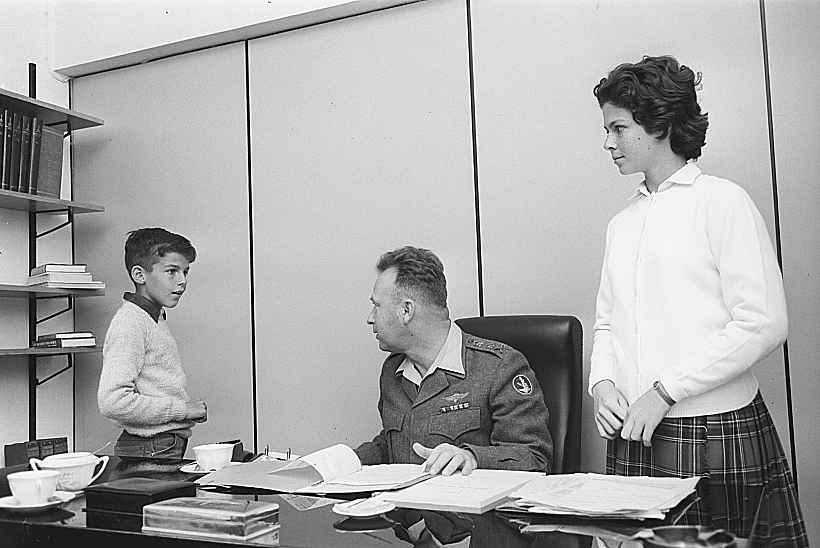 יצחק רבין עם יובל ודליה בלשכת הרמטכ