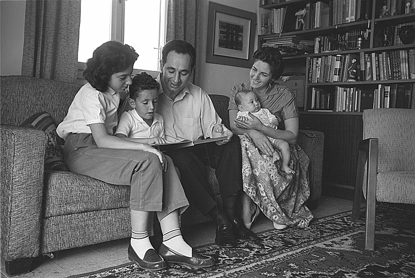 שמעון פרס עם סוניה ושלושת ילדיהם