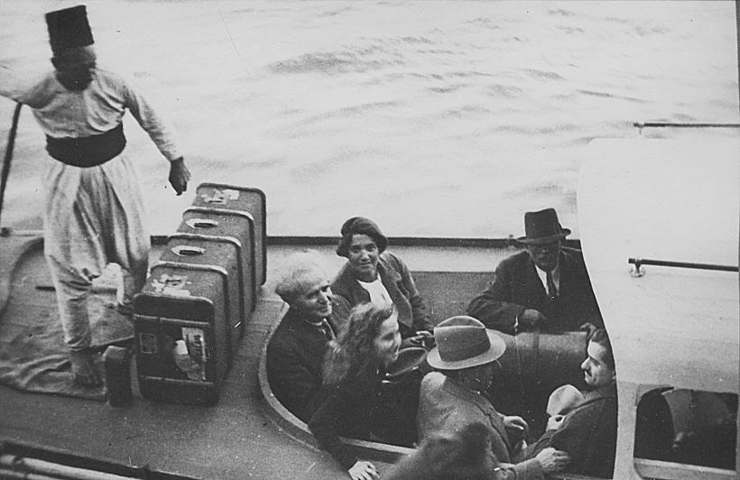 דוד בן גוריון עם משפחתו בסירה