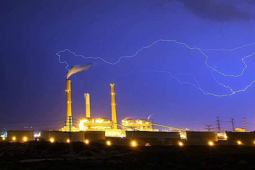 ברקים מעל תחנת הכוח באשקלון