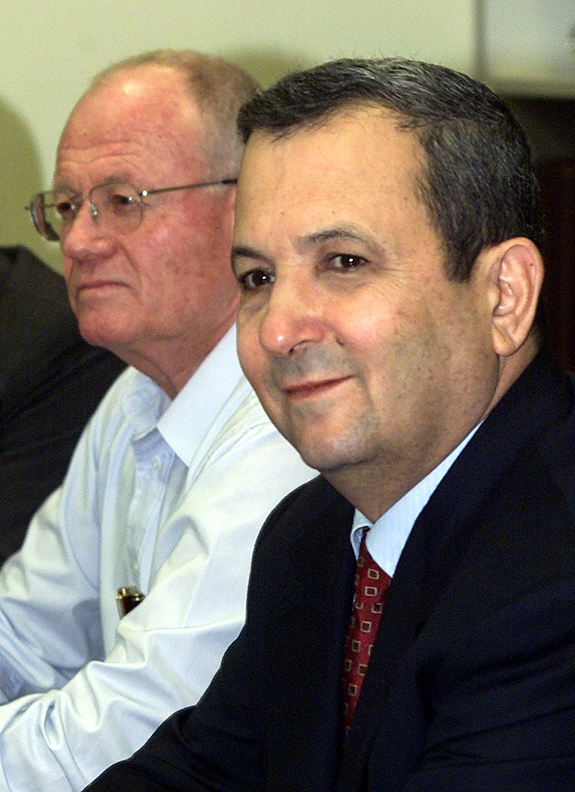 אהוד ברק עם דני יתום במשרד הביטחון