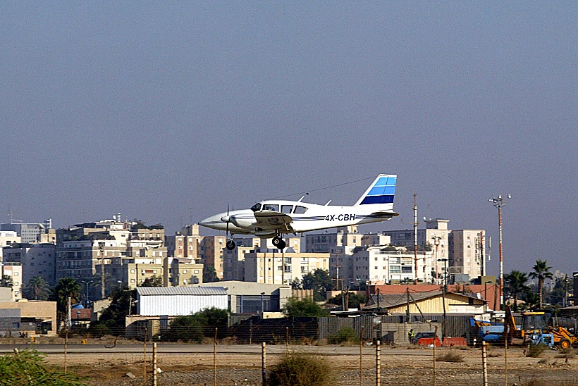 מטוס קל בשדה דב