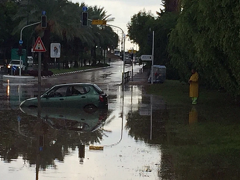 הצפות ושיבושים בתנועה ברעננה עקב תנאי מזג האוויר