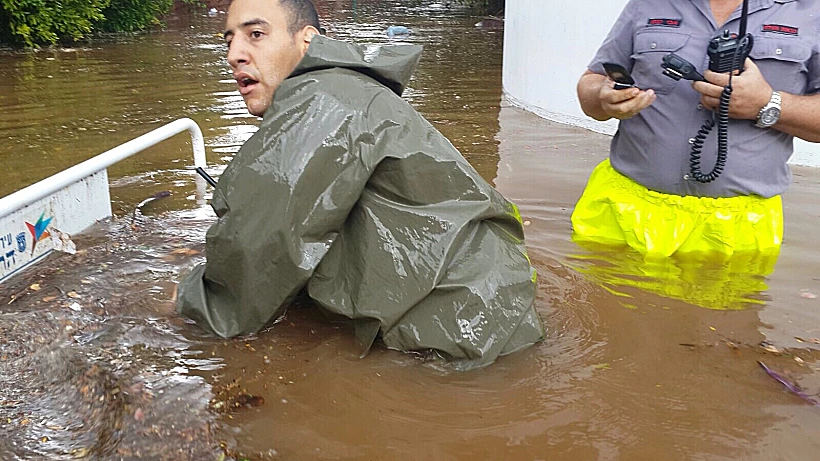 הצפות ושיבושים בתנועה ברעננה עקב תנאי מזג האוויר