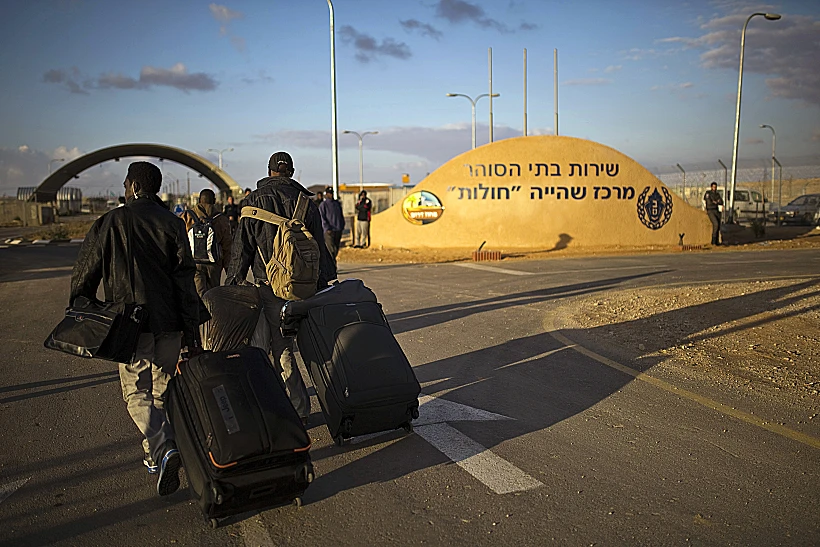 מהגרים בדרכם לבית הסוהר חולות