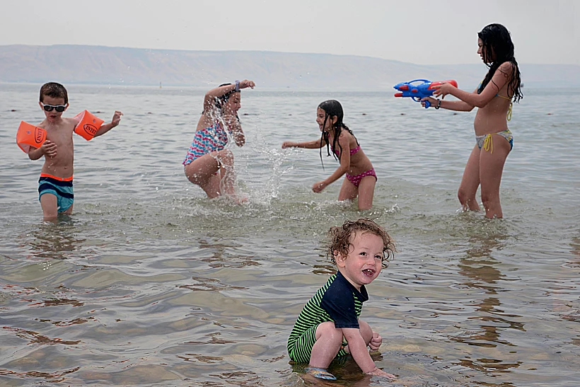 מטיילים בחופי רשות ניקוז ונחלים כנרת