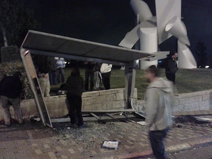 תחנת אוטובוס בירושלים שנפגעה מרכב