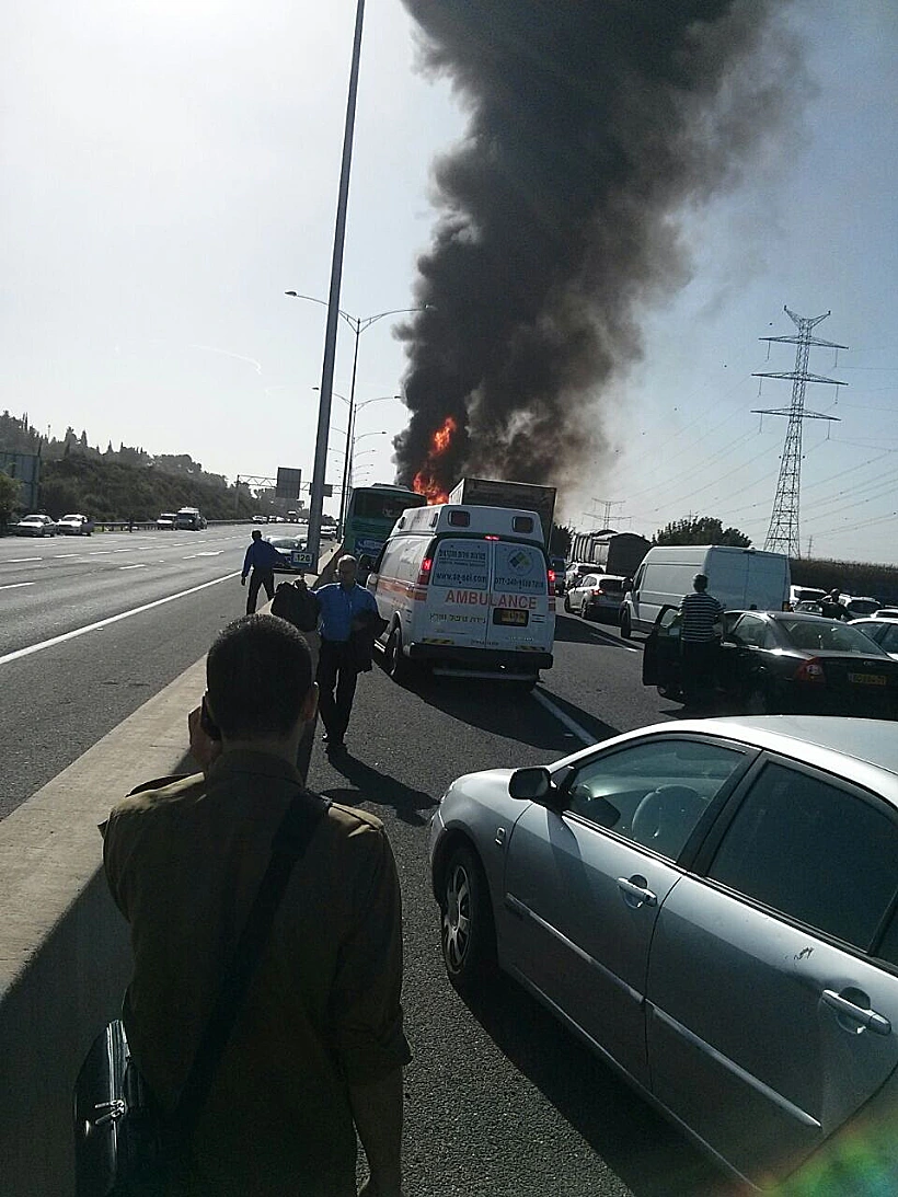 התלקחות משאית ועליה חומרים מסוכנים שהתהפכה בכביש 6