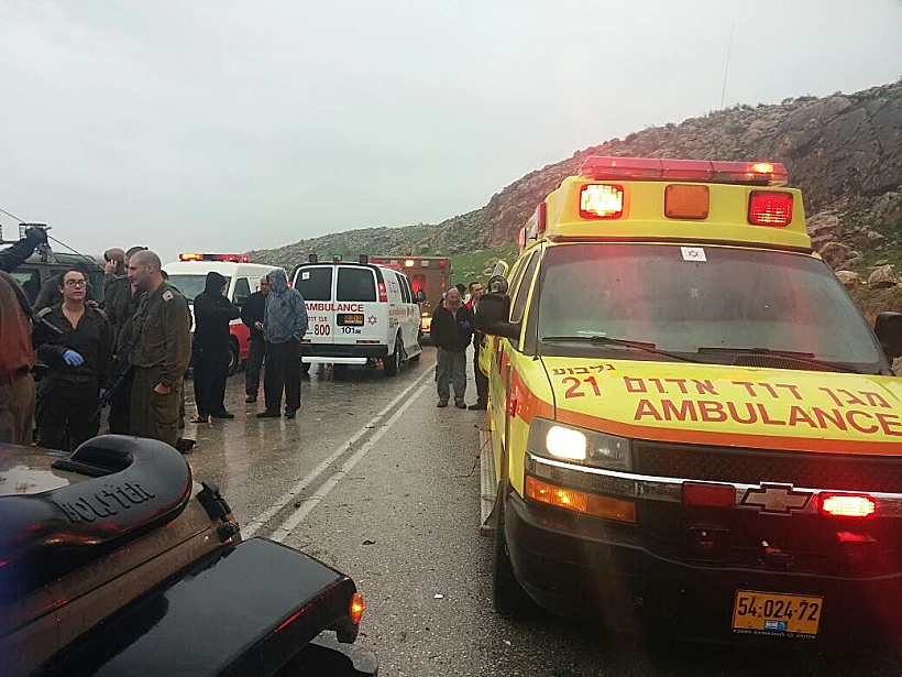 זירת התאונה בין משאית לרכב טרנזיט בכביש 90