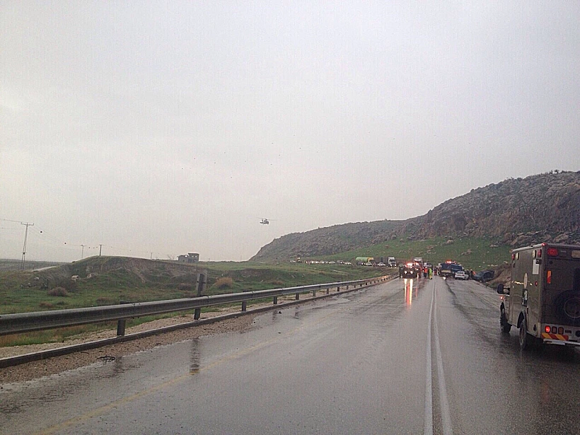 זירת התאונה בין משאית לרכב טרנזיט בכביש 90