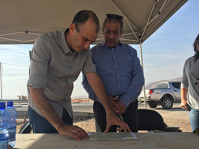 ראש עיריית אילת מאיר יצחק הלוי וגיא סמט מהמשרד להגנת הסביבה בשמורת עברונה, לאחר דליפת הדלק הגדולה בערבה