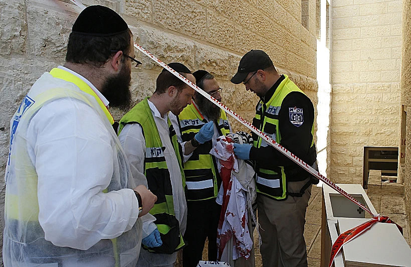 כוחות הצלה ליד בית הכנסת 