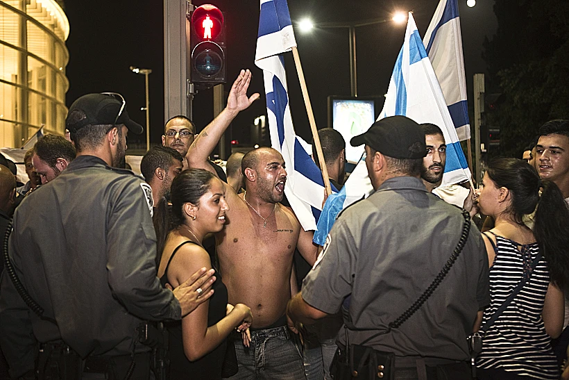 עימות בין מפגיני ימין למפגיני שמאל בזמן מבצע צוק איתן, ליד כיכר הבימה בתל אביב