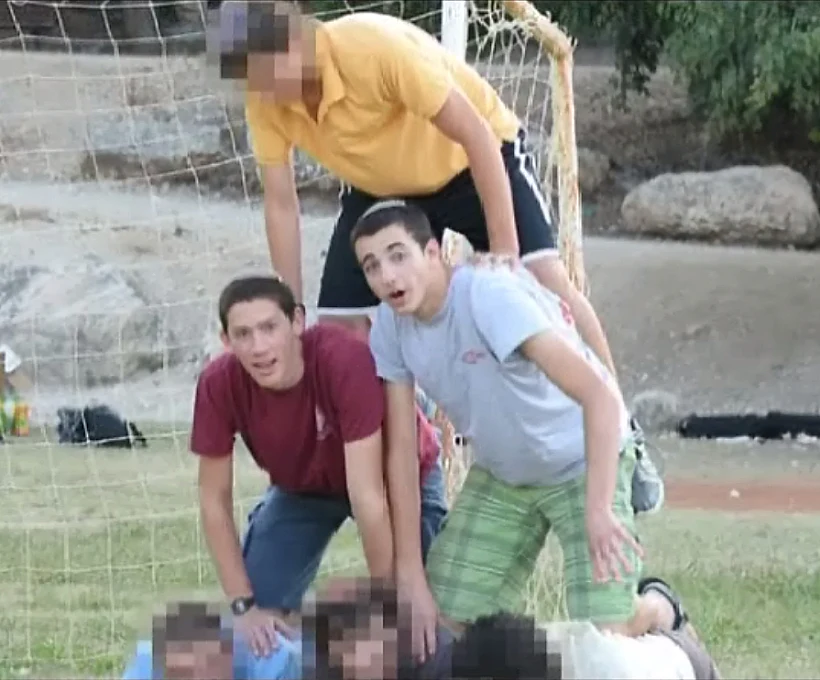 גיל-עד שער עם נפתלי פרנקל ביום ספורט של ישיבת מקור חיים, יום לפני שנחטפו