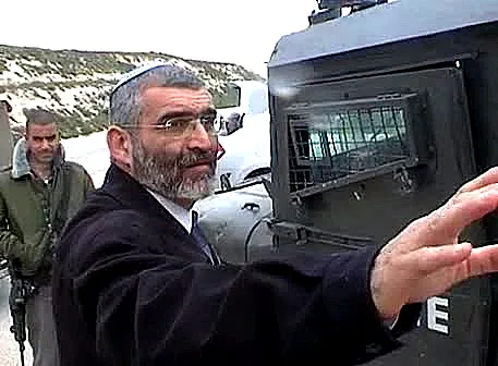 מיכאל בן ארי מתעמת על שוטרים בחוות גלעד