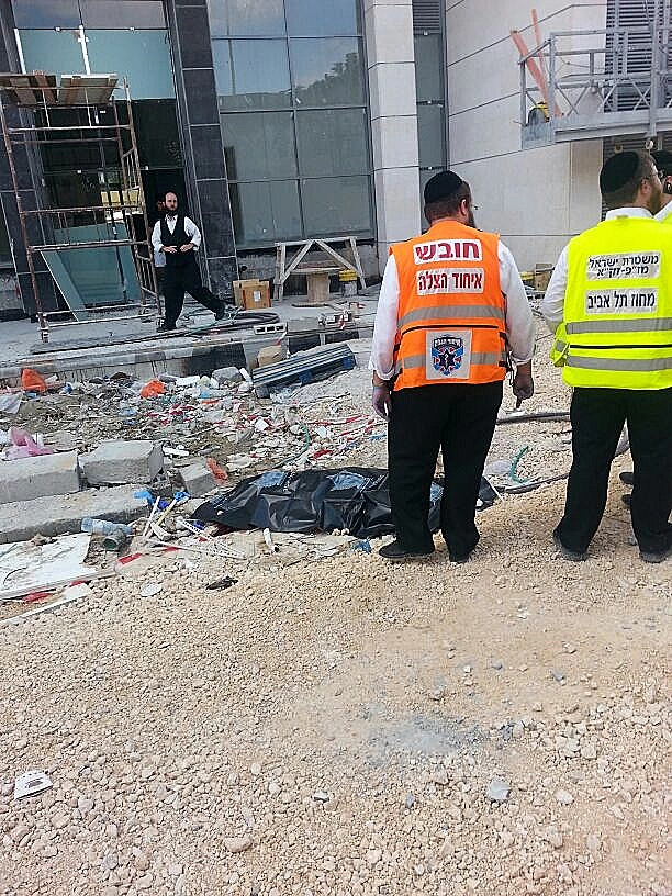 אתר הבנייה בסמטת אבני החושן בבני ברק, שבו נפל אל מותו צעיר בן 15