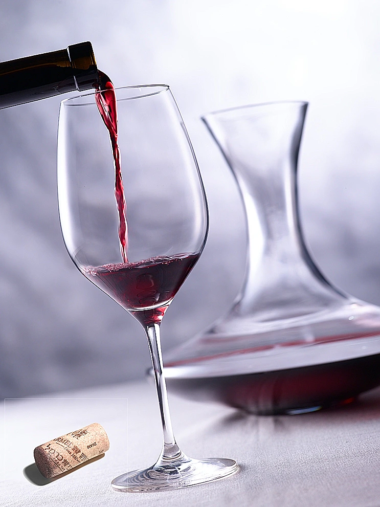 יין אדום נמזג