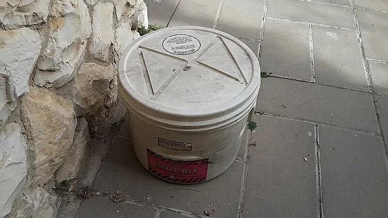 דלי חומר ההדברה שהרעיל את המשפחה בירושלים