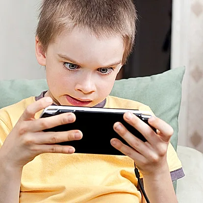 ילד משחק במשחק מחשב/אייפון