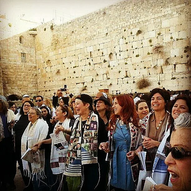 סתיו שפיר ומיכל רוזין עם נשות הכותל