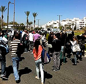 אנשים מחוץ למכללה למנהל בראשל