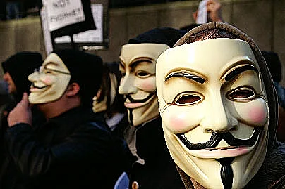 אנשים במסיכות גאי פוקס בהפגנה נגד סיינטולוגיה