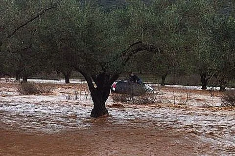 חילוץ של אדם מנחל חילזון
