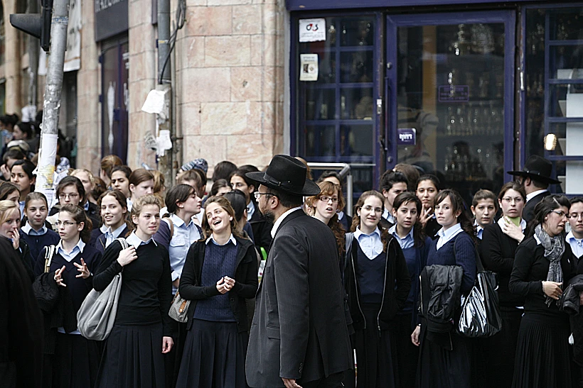 נשים חרדיות במאה שערים בירושלים