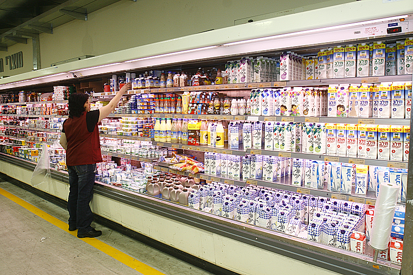 מקרר מוצרי חלב בשופרסל דיל ברמת גן:חלב בקרטון תנובה, חלב בקרטון יוטבתה,חלב בקרטון טרה, שוקו טרה, שוקו שוק, שוקו טרה בטעם בננה, שוקו שוק בטעם בננה, שוקו יוטבתה, שוקו יוטבתה בטעם בננה.וסדרנית בסופר