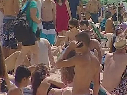 המוני ישראלים בחוף הים