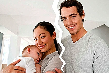 עם קו הפרדה בין ההורים