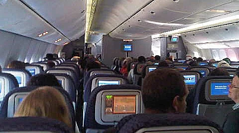 עשן יוצא מכנף המטוס