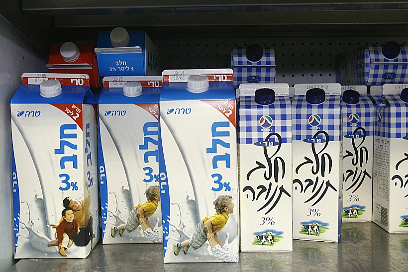 מקרר מוצרי חלב בשופרסל דיל ברמת גן:חלב בקרטון תנובה, חלב בקרטון 3%, חלב בקטון טרה,