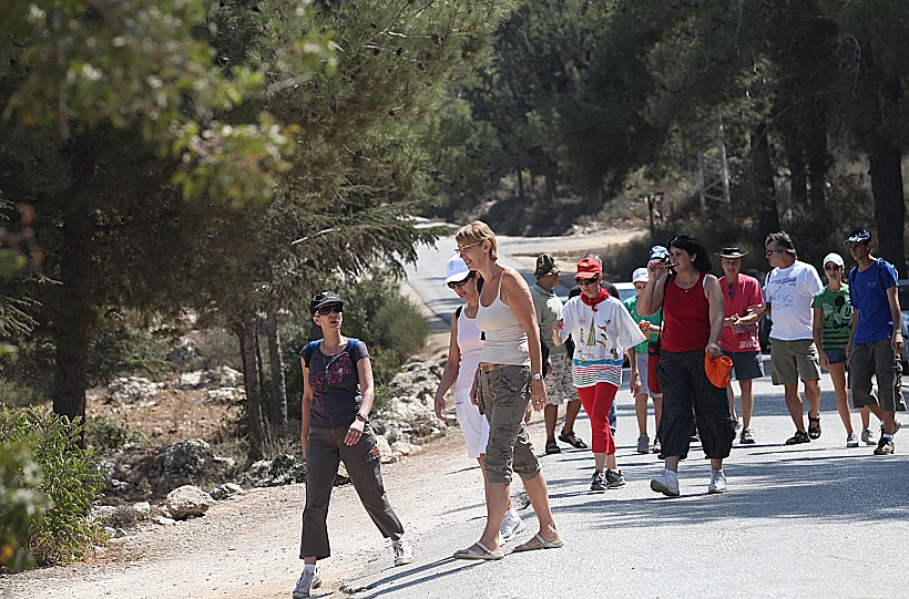 מטיילים בעין חנדק שביער עמינדב, הרי ירושלים
