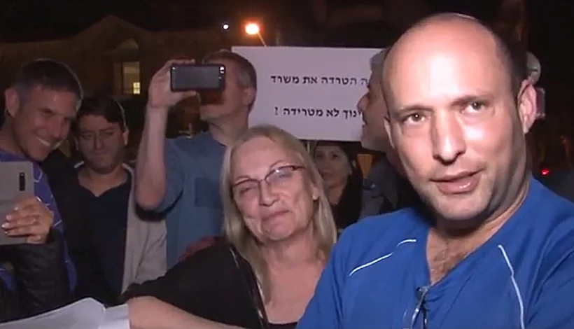 שר החינוך נפתלי בנט עם הורים שהפגינו מחוץ לבית הספר שבו לימד שאול שמאי