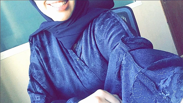 אישה סעודית עוטה עאביה הפוכה