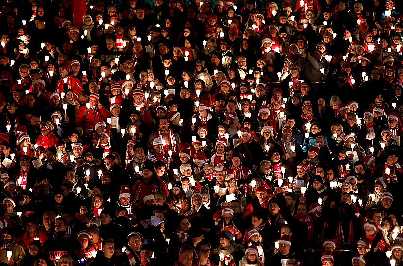 אוהדים חוגגים את חג המולד בברלין