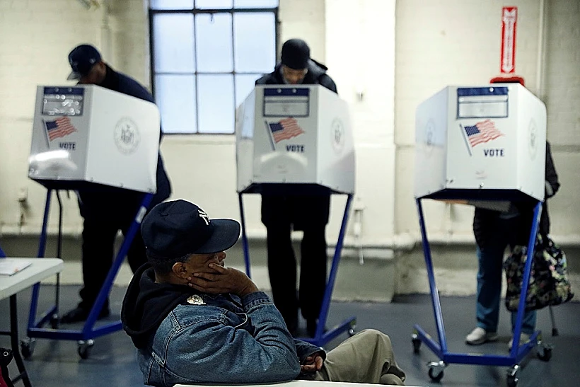 אזרחים אמריקנים מצביעים בניו יורק