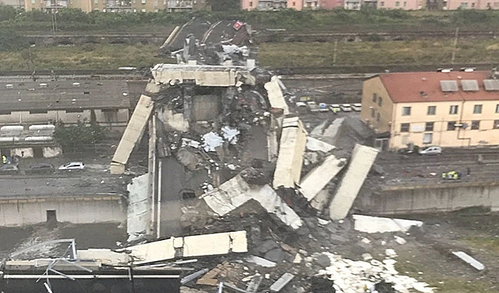 הגשר שקרס סמוך לעיר גנואה שבאיטליה