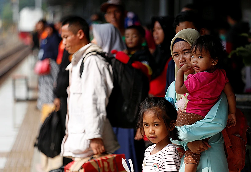 אישה אינדונזית עם ילדיה (רויטרס )