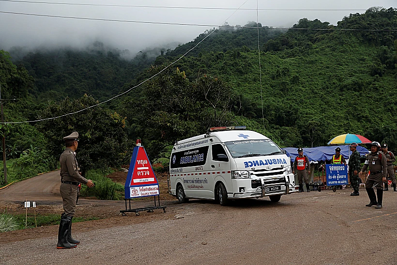 כוחות החילוץ מחוץ למערה בתאילנד (רויטרס)