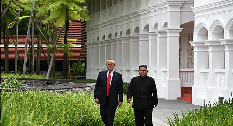 טראמפ וקים בטיול משותף אחרי ארוחת הצהריים בסינגפור