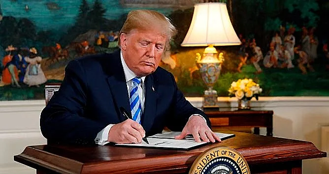 טראמפ חותם על פרישת ארה"ב מהסכם הגרעין עם איראן