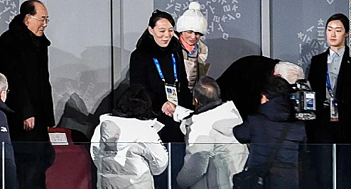 לחיצת היד ההיסטורית בין אחותו של מנהיג קוריאה הצפונית לנשיא קוריאה הדרומית